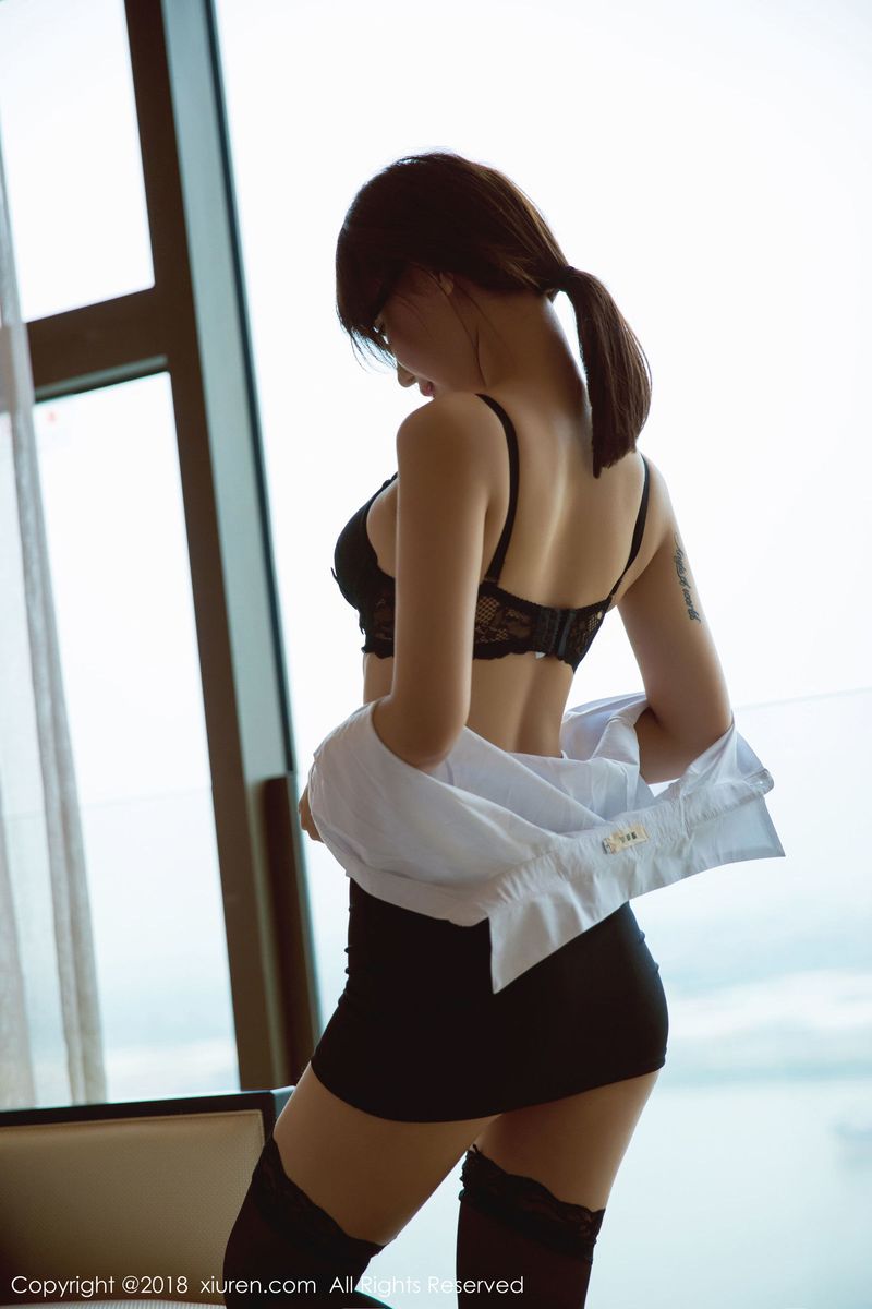 美女模特楚恬Olivia猫女郎黑丝美腿职场OL首套写真