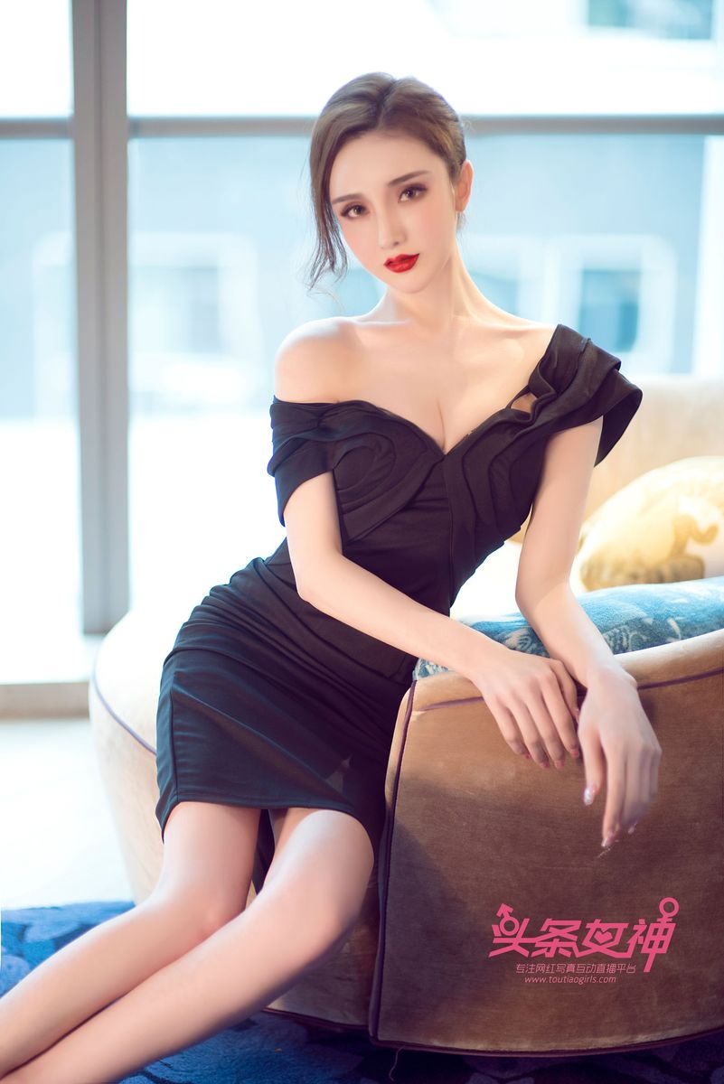 性感美女阿依努尔瓦娅黑白气质长裙时尚写真