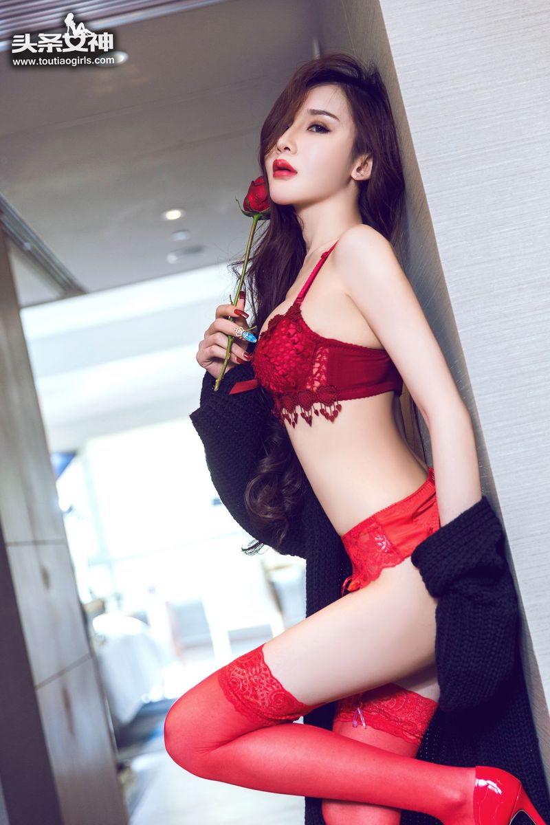 美女模特阿依努尔瓦娅红色丝袜内衣诱惑写真