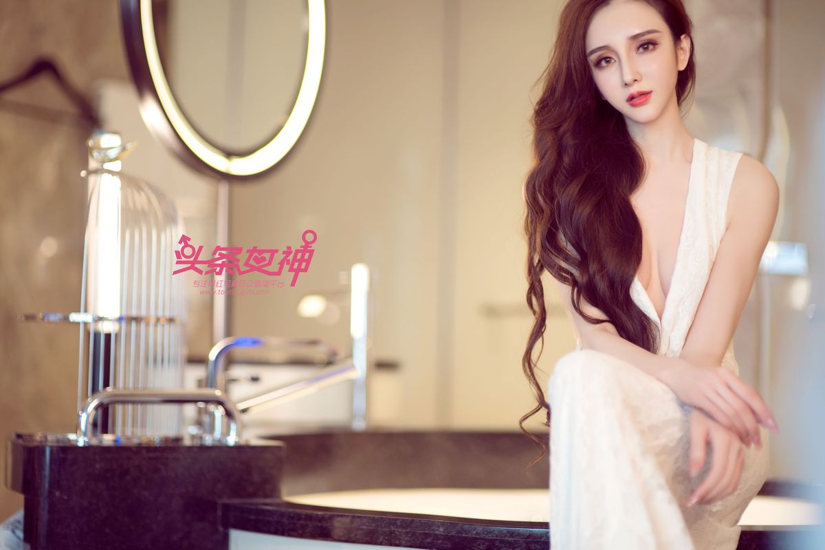 性感美女阿依努尔瓦娅黑白气质长裙时尚写真