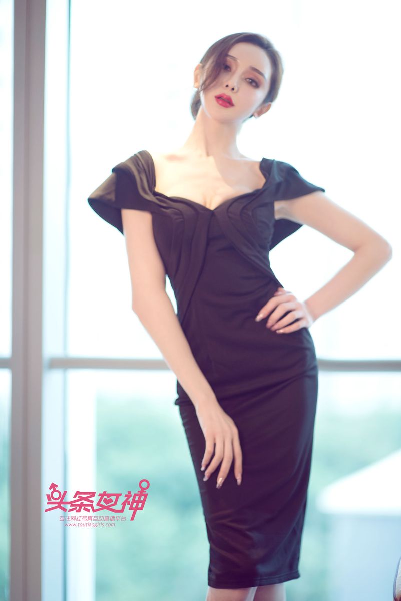 性感美女阿依努尔瓦娅黑白气质长裙时尚写真