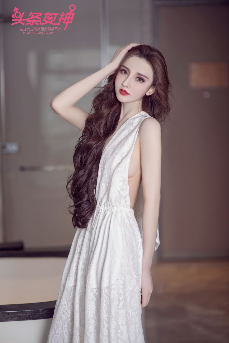 性感美女阿依努尔瓦娅黑白气质长裙时尚写真