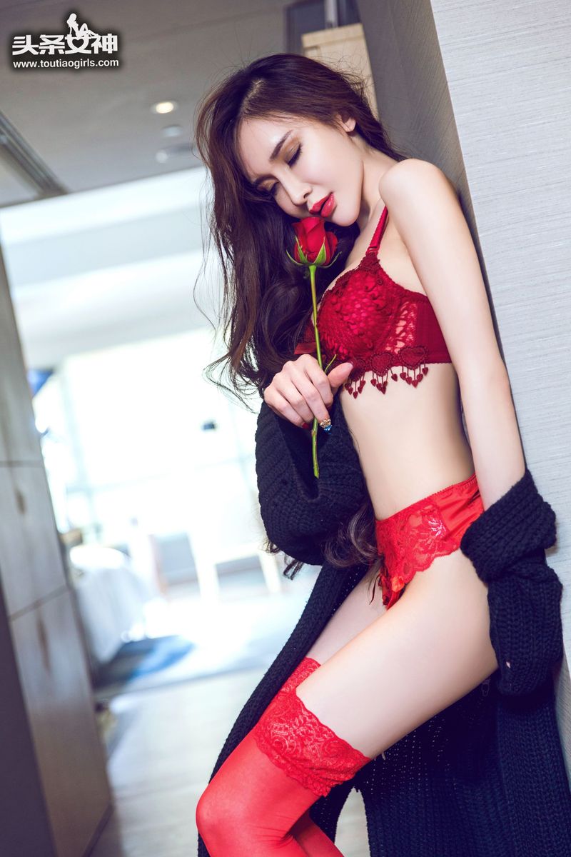 美女模特阿依努尔瓦娅红色丝袜内衣诱惑写真