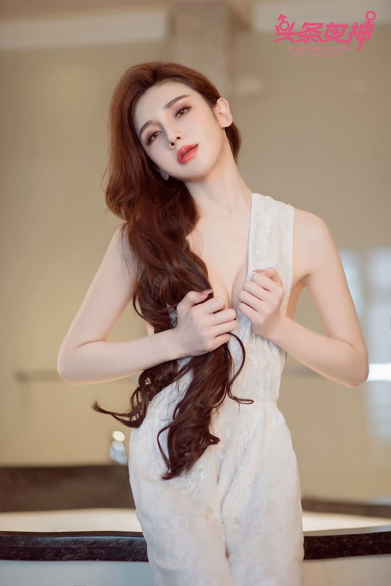 性感美女阿依努尔瓦娅黑白气质长裙时尚写真