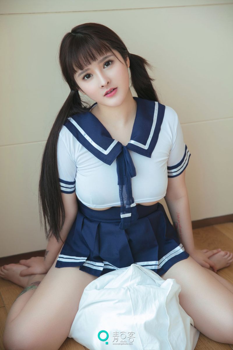 性感学妹杨漫妮童颜巨乳学生装内衣诱惑私房写真