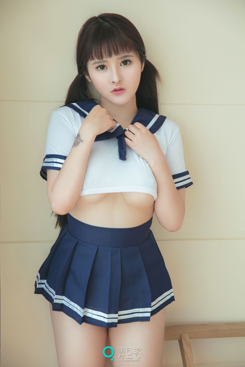 性感学妹杨漫妮童颜巨乳学生装内衣诱惑私房写真