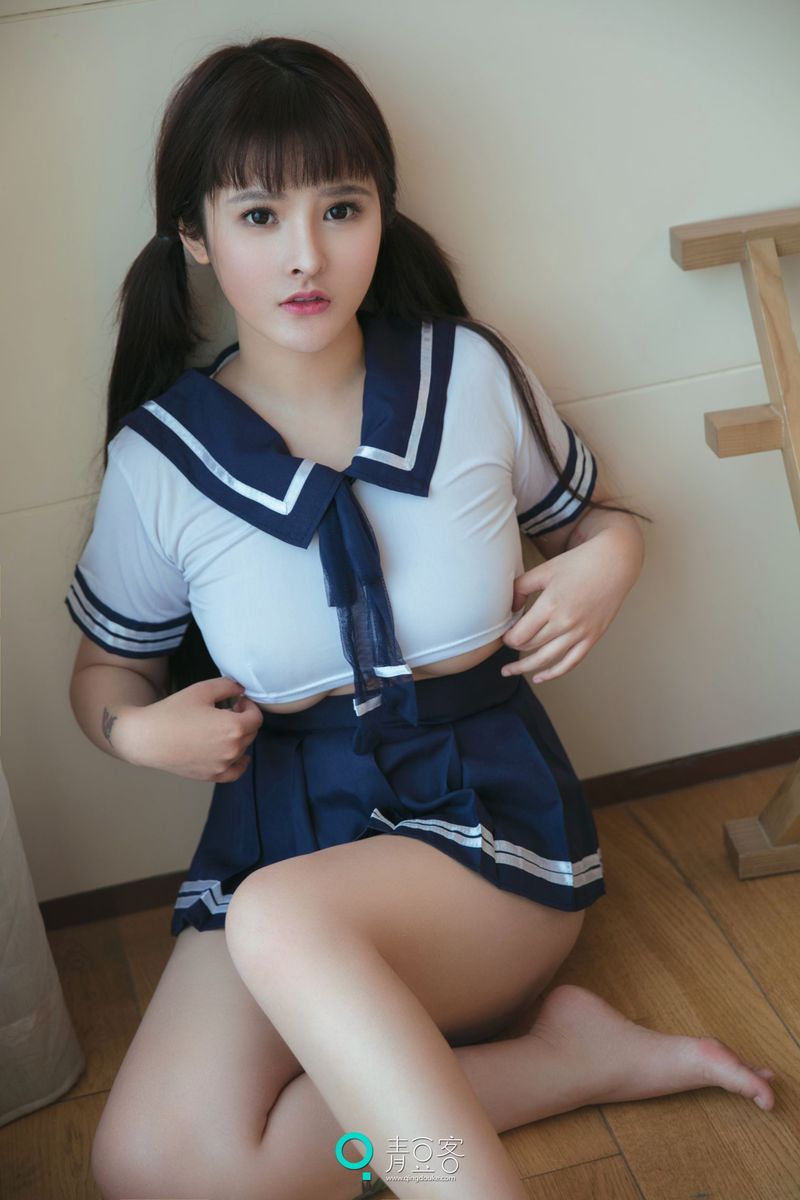 性感学妹杨漫妮童颜巨乳学生装内衣诱惑私房写真