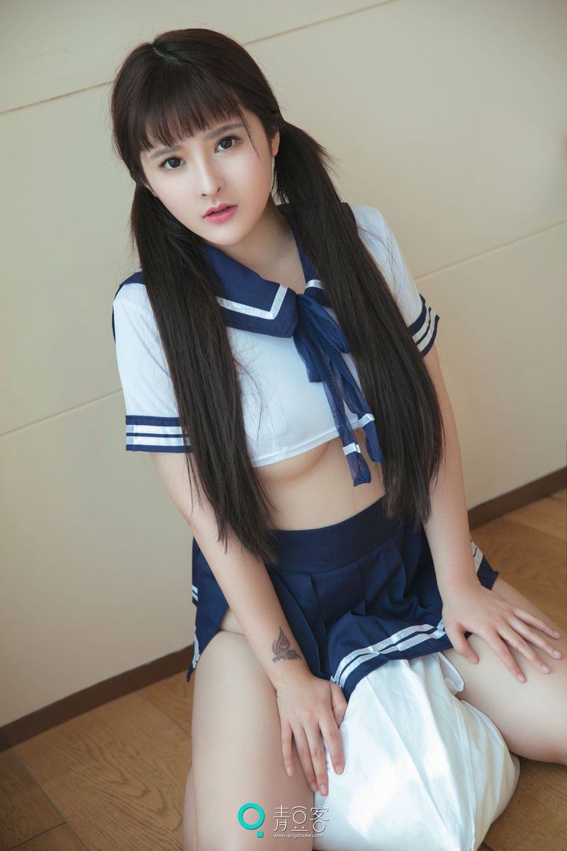 性感学妹杨漫妮童颜巨乳学生装内衣诱惑私房写真