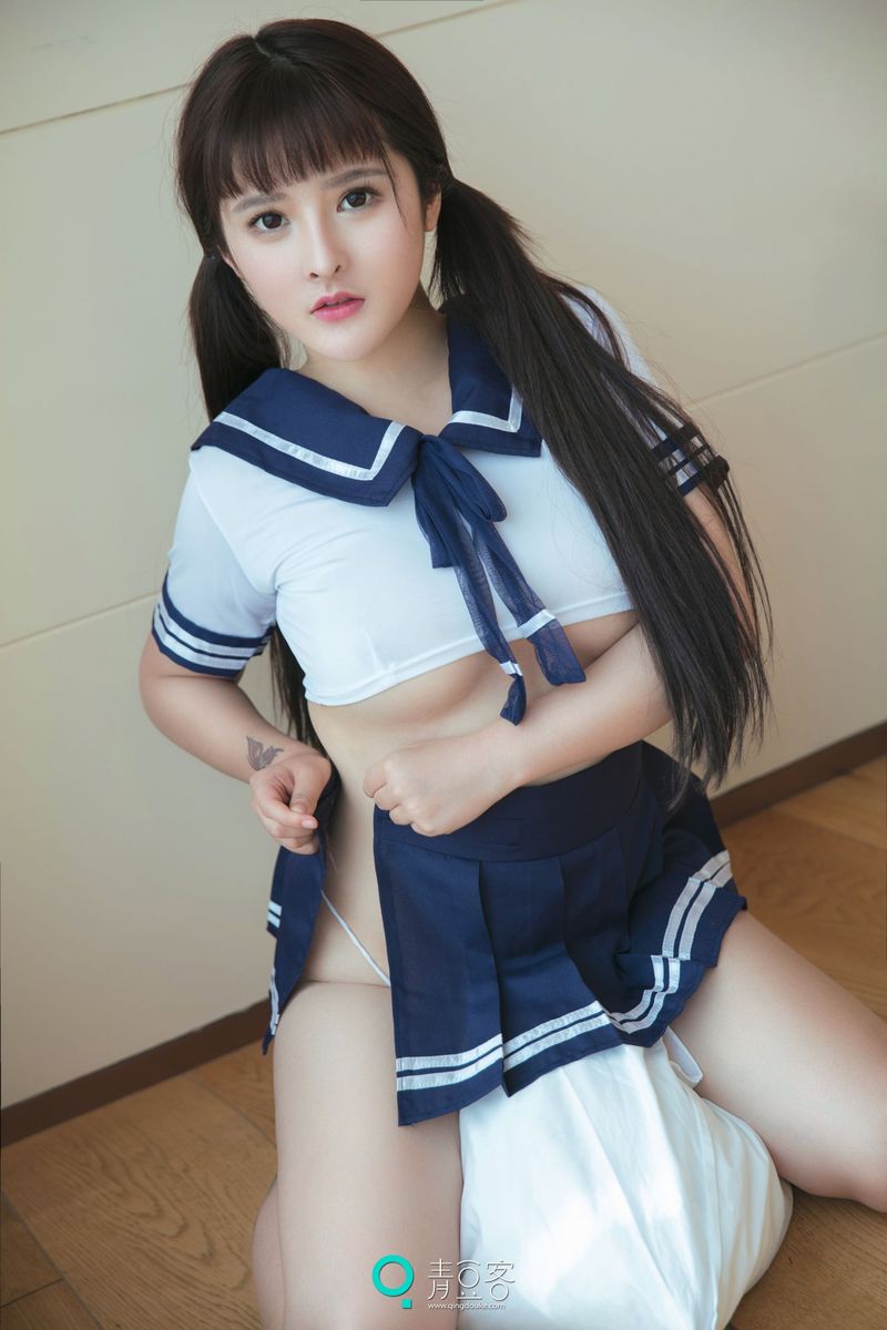 性感学妹杨漫妮童颜巨乳学生装内衣诱惑私房写真