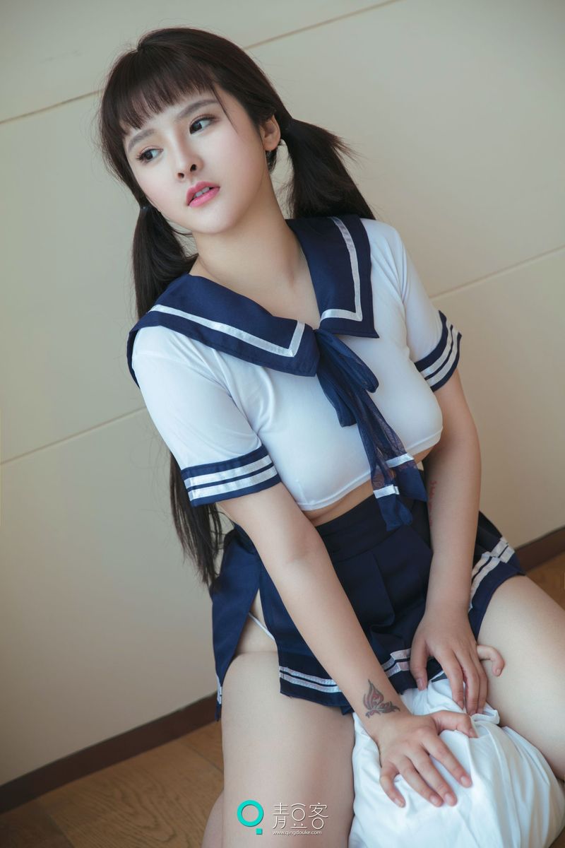 性感学妹杨漫妮童颜巨乳学生装内衣诱惑私房写真