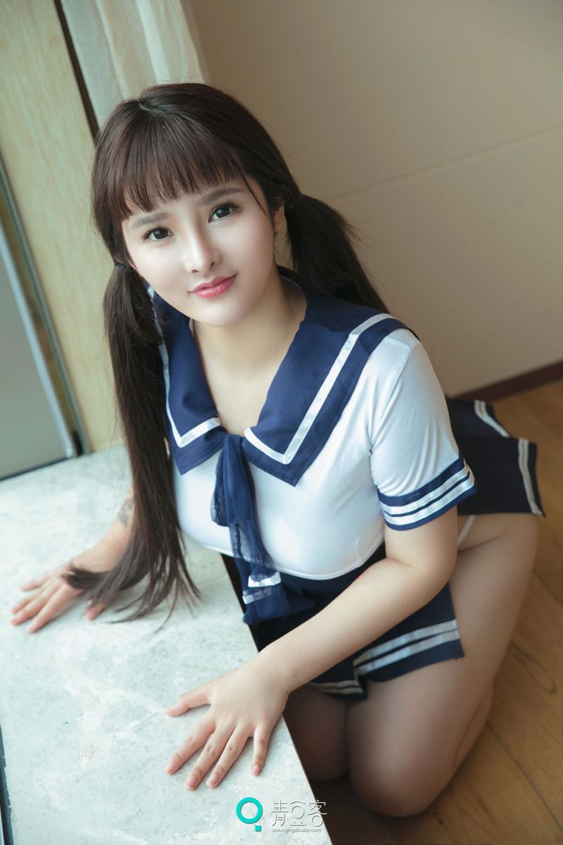 性感学妹杨漫妮童颜巨乳学生装内衣诱惑私房写真