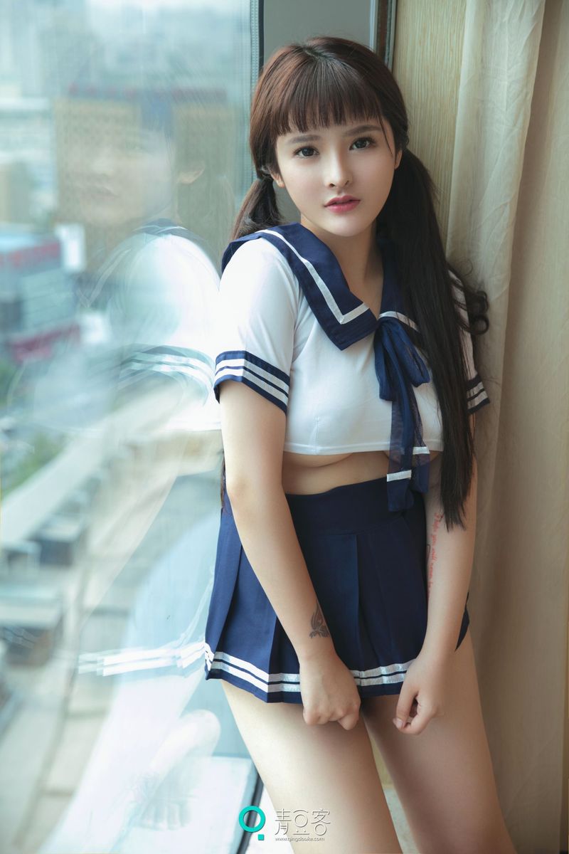 性感学妹杨漫妮童颜巨乳学生装内衣诱惑私房写真