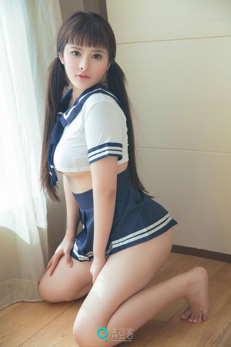 性感学妹杨漫妮童颜巨乳学生装内衣诱惑私房写真