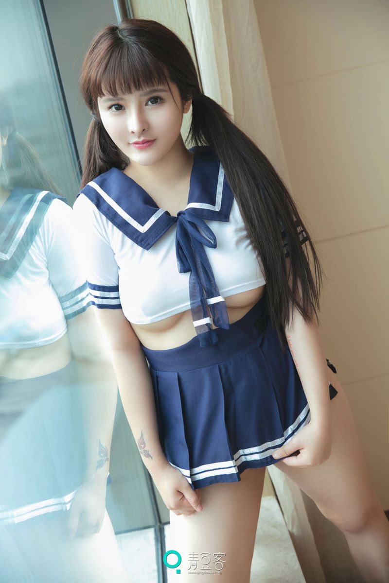 性感学妹杨漫妮童颜巨乳学生装内衣诱惑私房写真