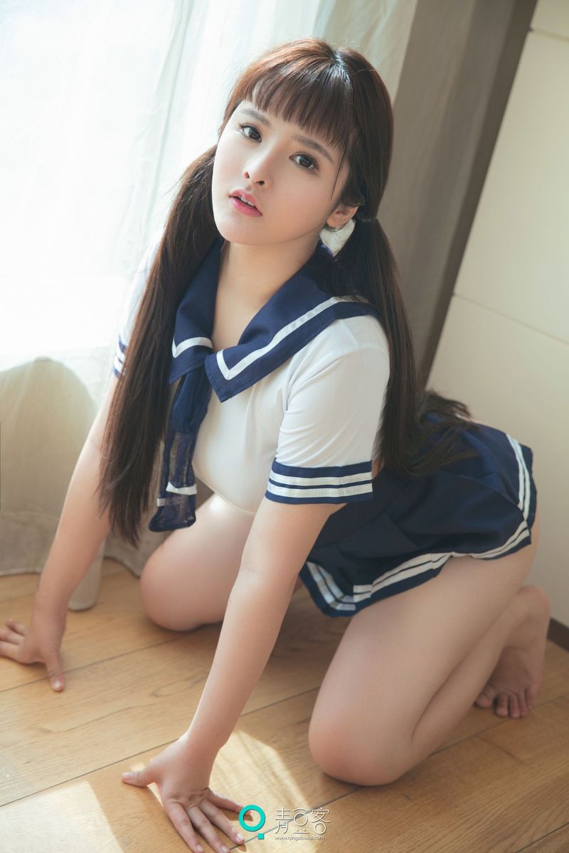性感学妹杨漫妮童颜巨乳学生装内衣诱惑私房写真