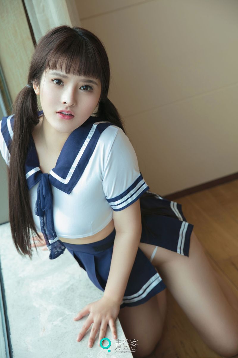 性感学妹杨漫妮童颜巨乳学生装内衣诱惑私房写真