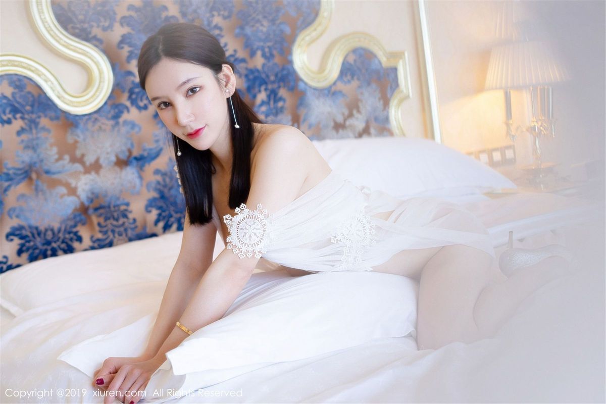 性感女神周于希Sandy修长美腿薄纱内衣大尺度魅惑写真