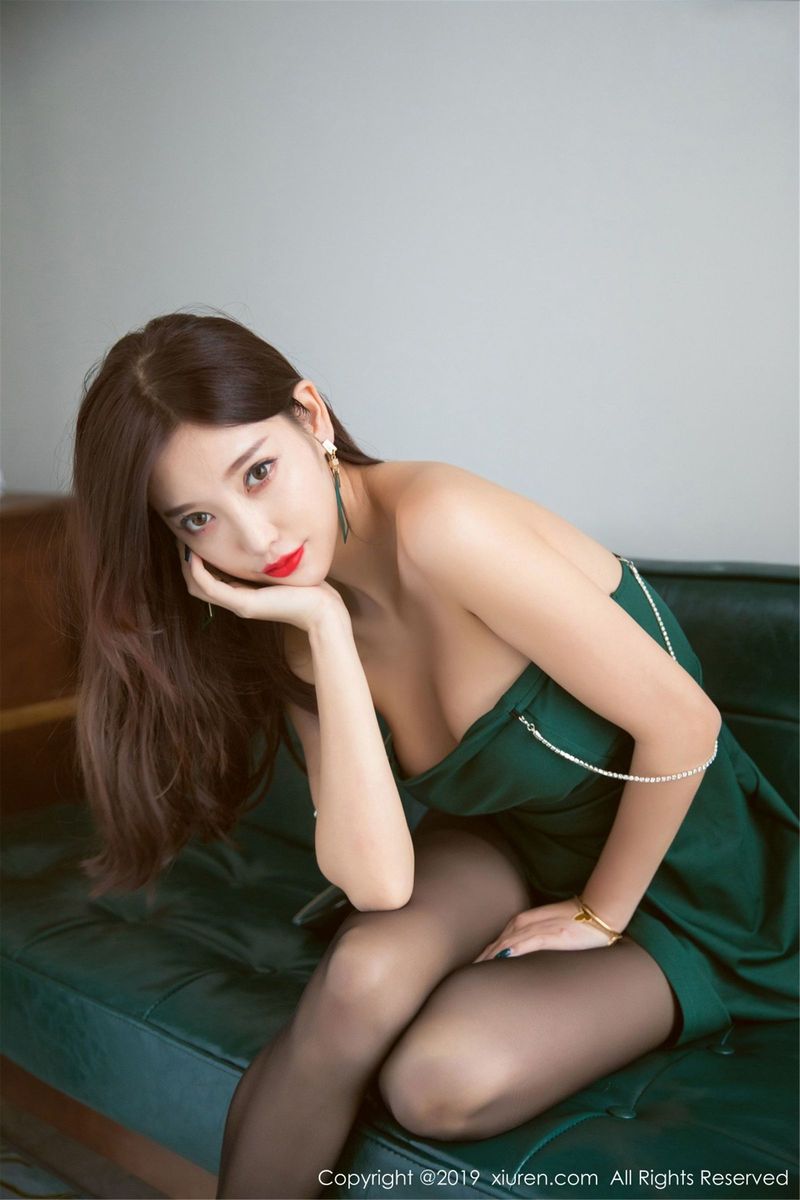 性感女神杨晨晨sugar黑丝美腿绿色超短裙诱惑写真