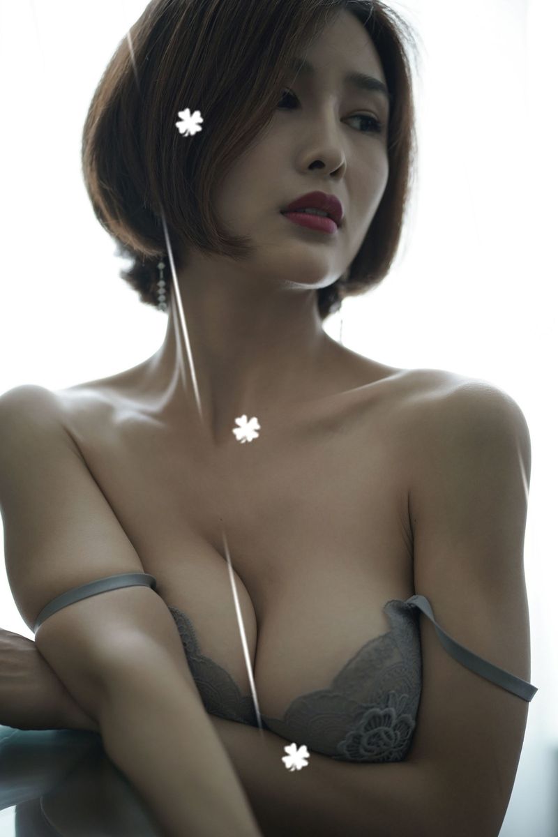 美女模特闫盼盼sexy法式情愫坚挺翘臀内衣诱惑室内套图