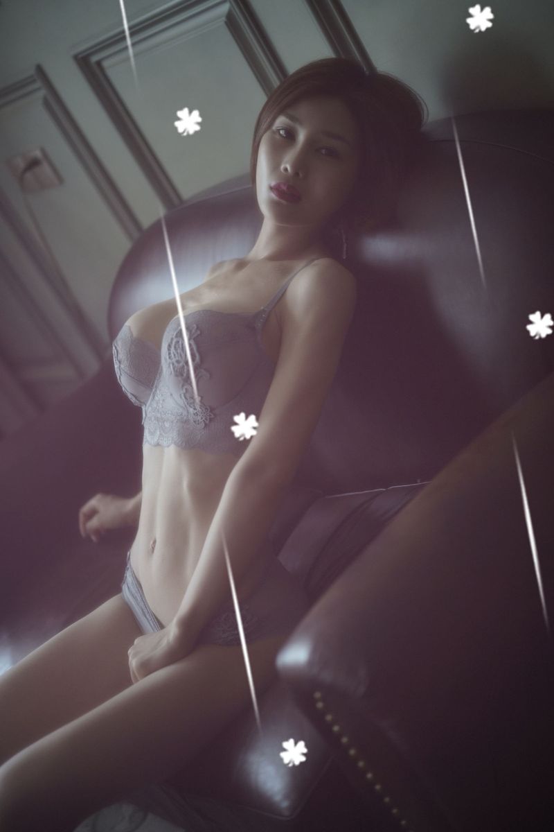 美女模特闫盼盼sexy法式情愫坚挺翘臀内衣诱惑室内套图