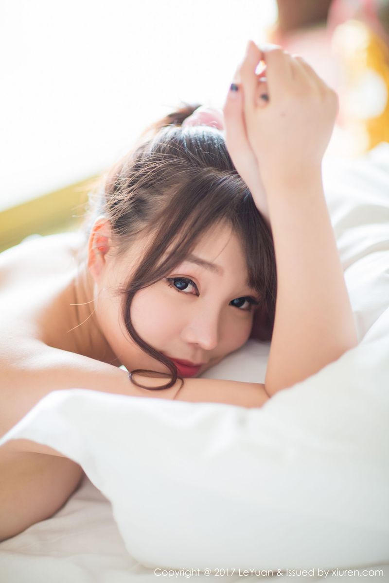 性感美女芝芝Booty黑色上衣透视丝袜修长美腿写真