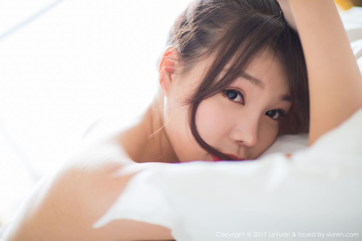 性感美女芝芝Booty黑色上衣透视丝袜修长美腿写真