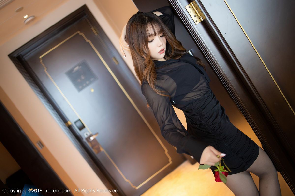 性感女神芝芝Booty职场OL女秘书装扮黑丝美腿福利套图