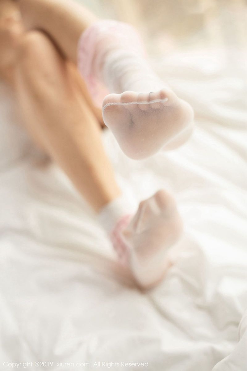 性感女神芝芝Booty丝袜美腿粉色内衣诱惑大尺度写真