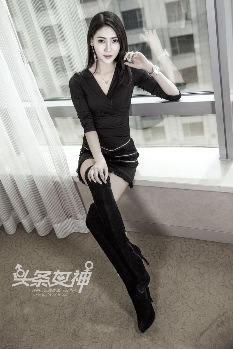 美女模特冯雪娇极品身材修长美腿足控福利套图