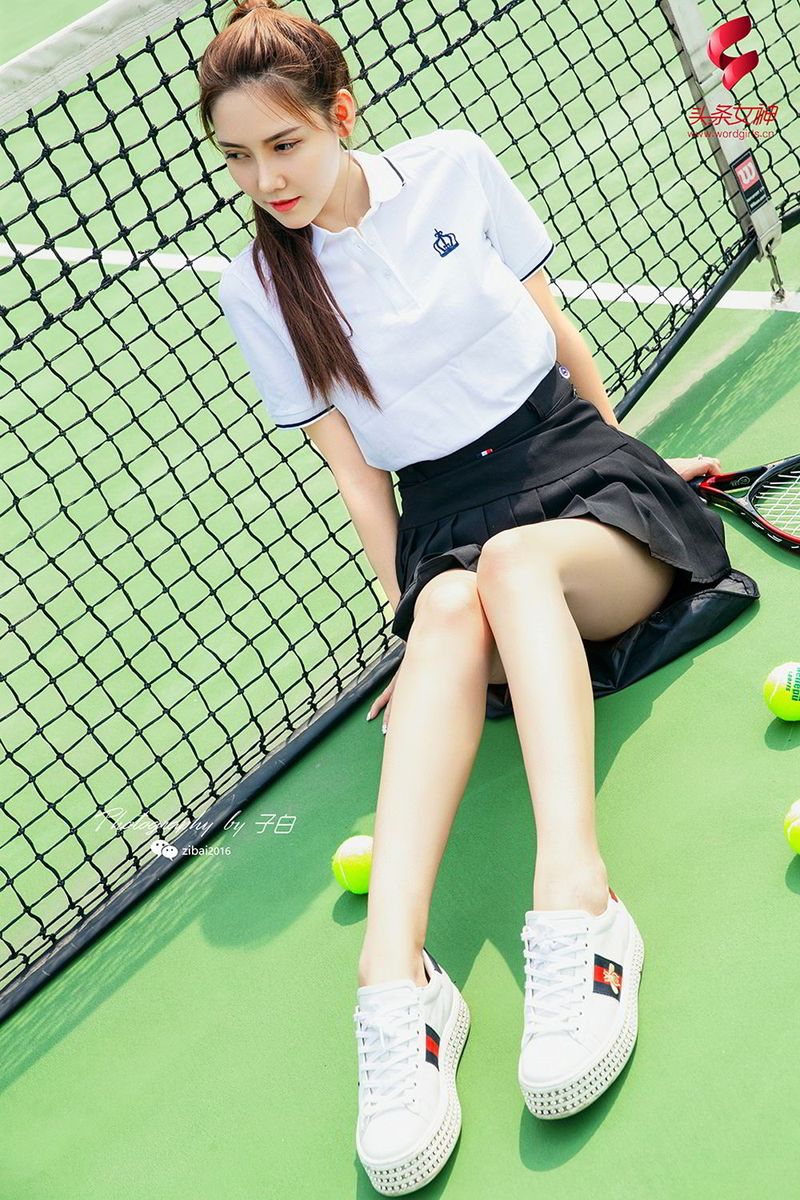 网球美少女冯雪娇修长美腿超短百折裙球场性感套图