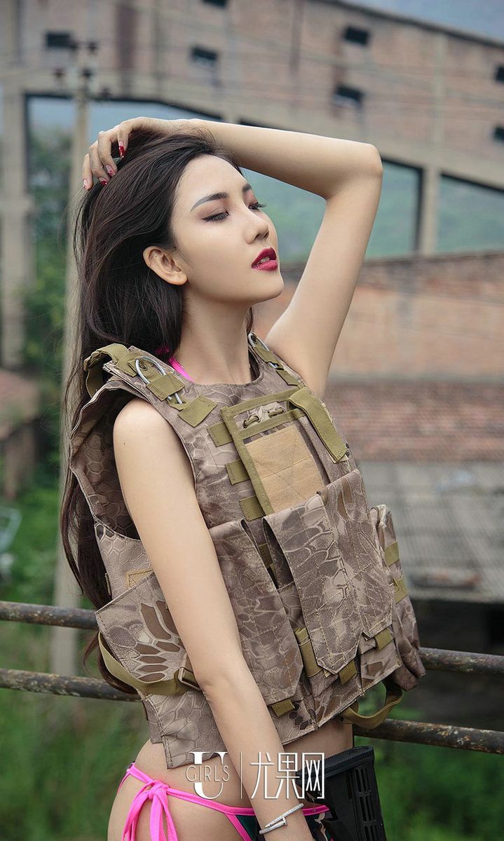 性感美女冯雪娇比基尼诱惑上演带刺的玫瑰主题套图