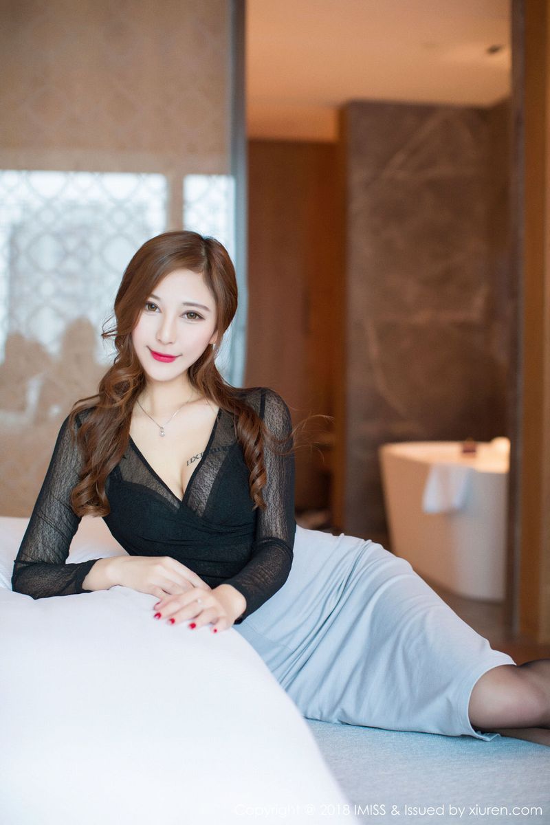 美女模特兔小兔Cccil黑丝美腿OL制服床照诱惑美图