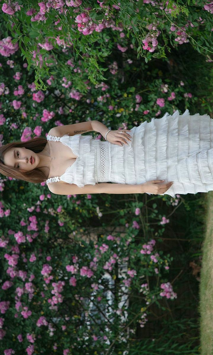 性感美女M梦baby黑白双色长裙花瓣丛中迷人写真