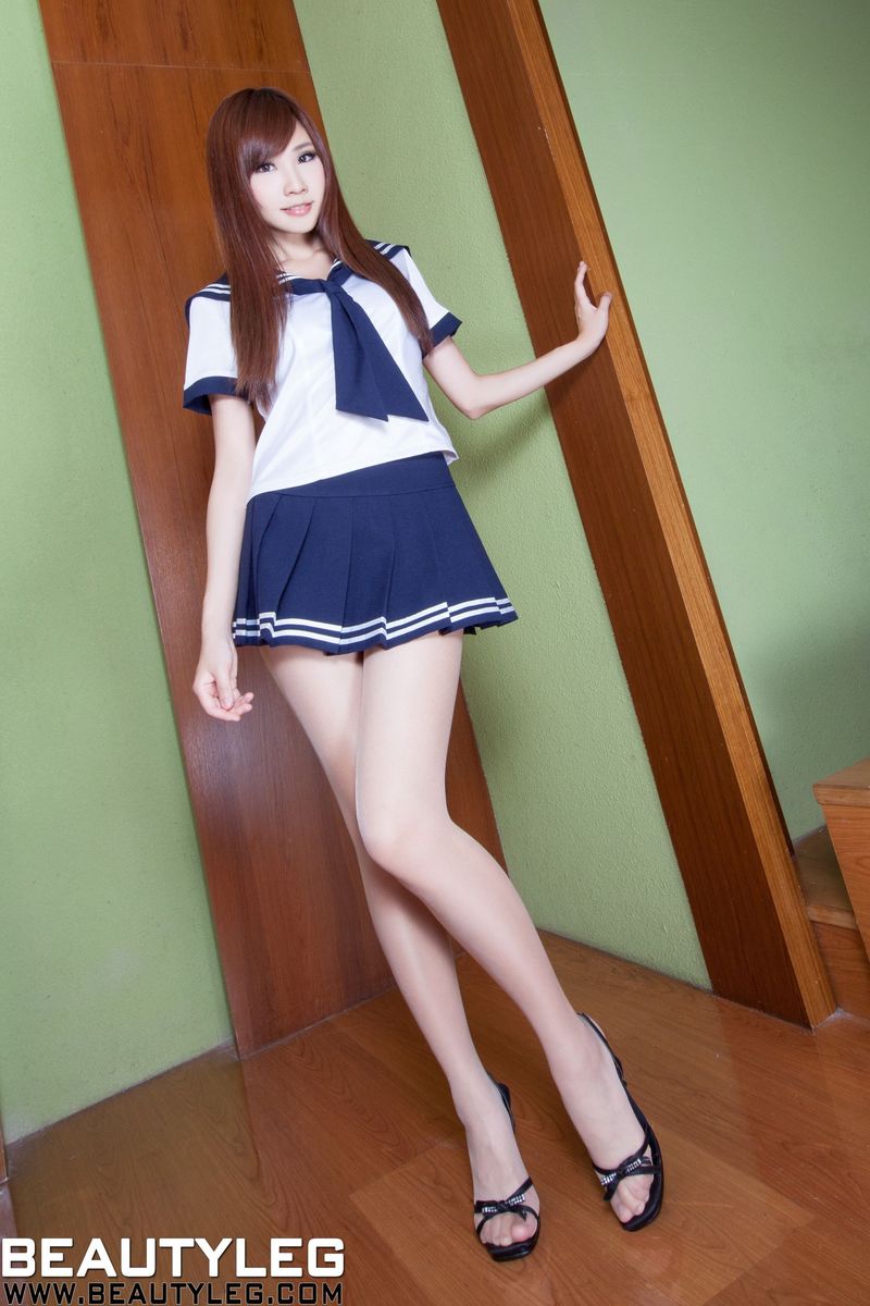 台湾美女腿模张雅筑Chu学生装丝袜美腿制服诱惑套图