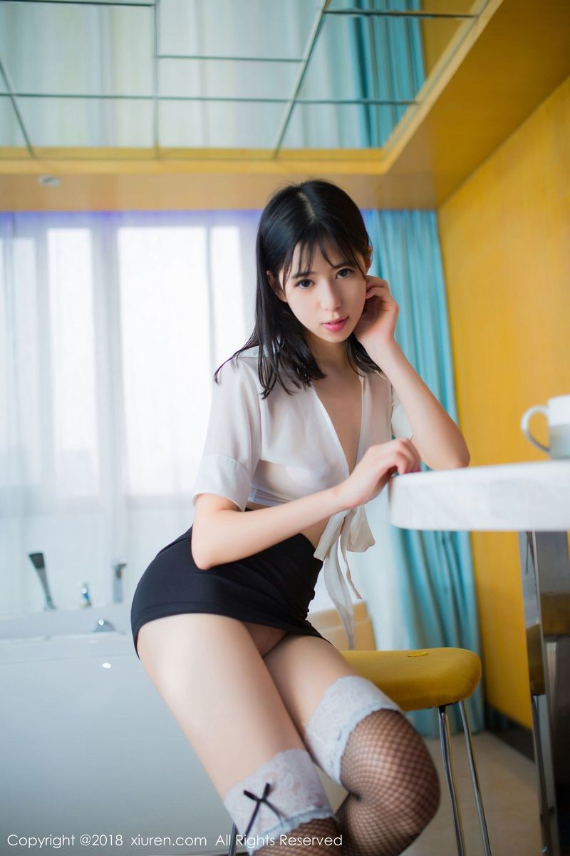 美女模特艾栗栗栗栗栗栗吖职场OL女秘书装扮黑丝美腿性感写真