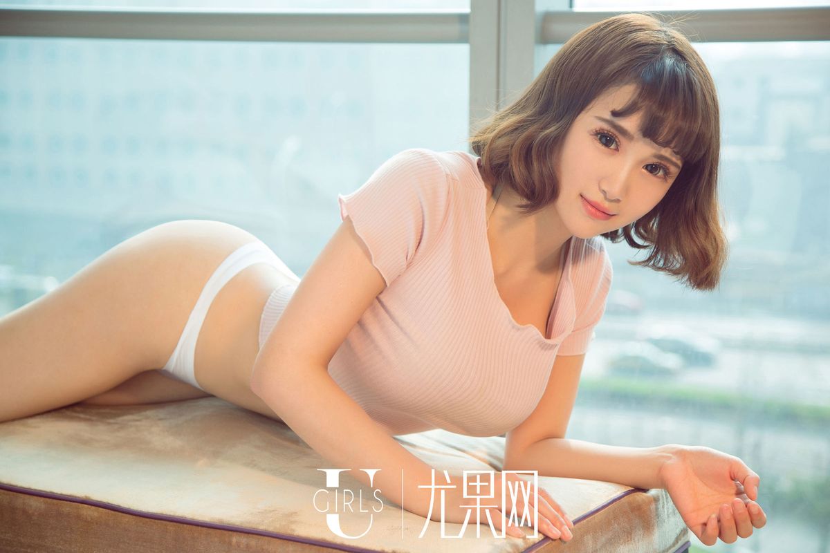 美女模特李焱童颜巨乳白色衬衫傲气十足写真