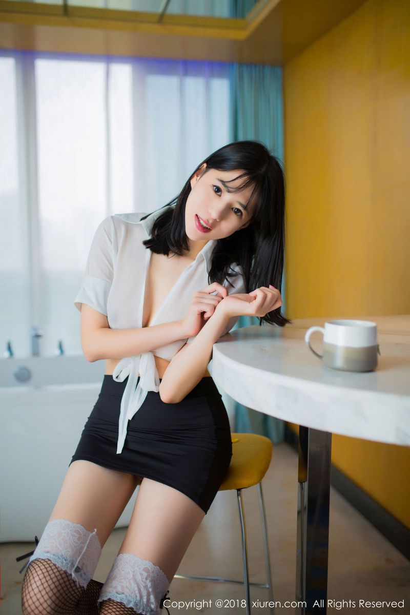 美女模特艾栗栗栗栗栗栗吖职场OL女秘书装扮黑丝美腿性感写真