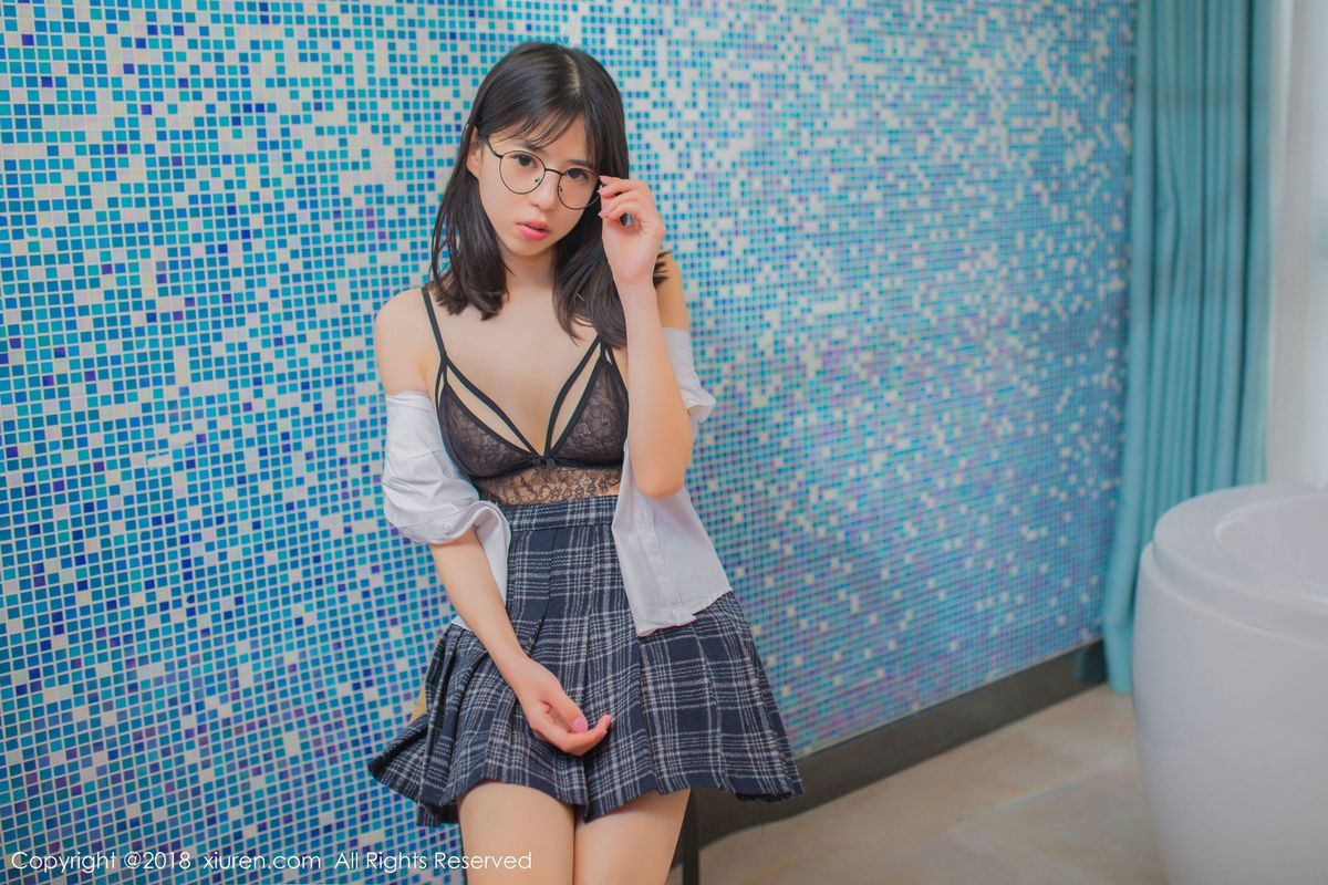 美女模特艾栗栗栗栗栗栗吖学生制服诱惑清新外拍