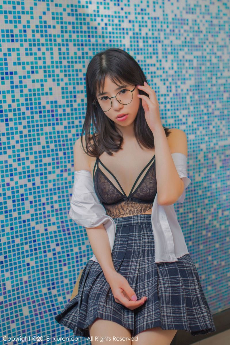 美女模特艾栗栗栗栗栗栗吖学生制服诱惑清新外拍