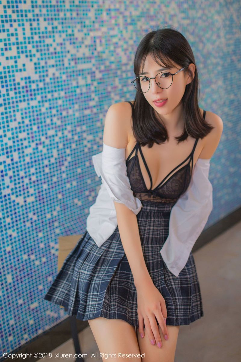 美女模特艾栗栗栗栗栗栗吖学生制服诱惑清新外拍