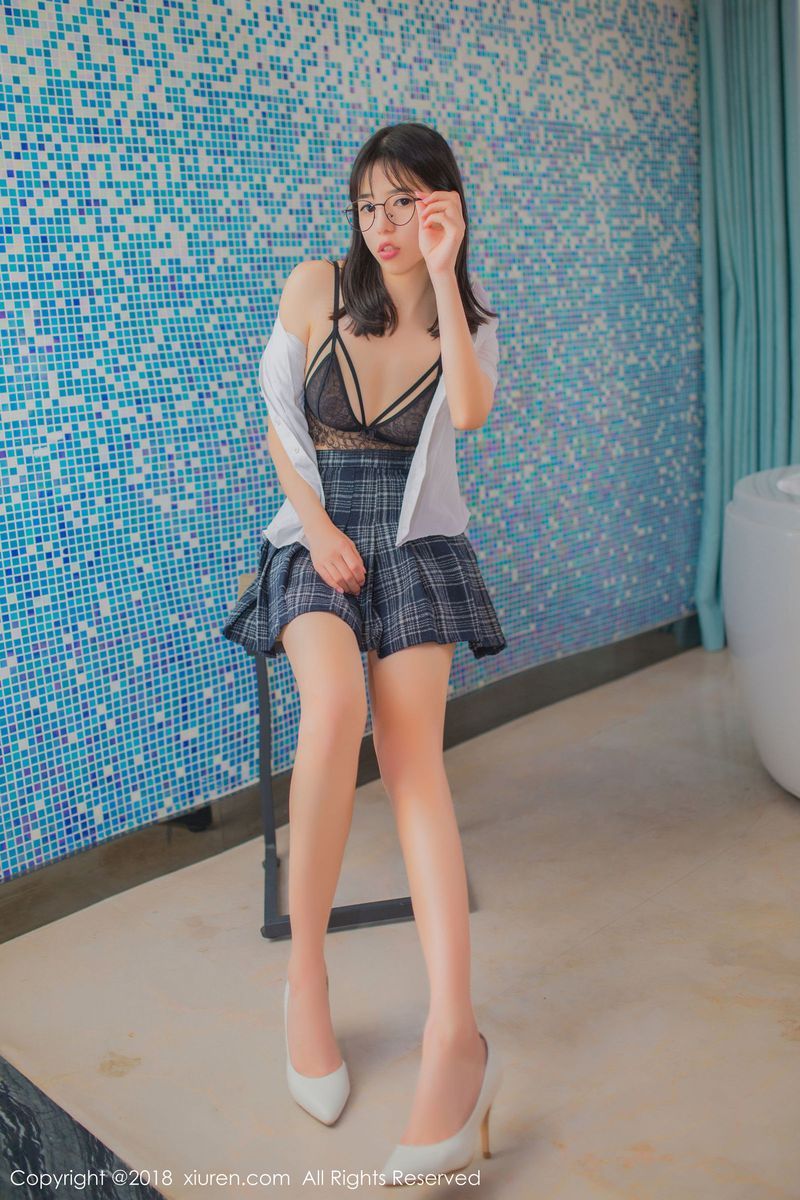 美女模特艾栗栗栗栗栗栗吖学生制服诱惑清新外拍