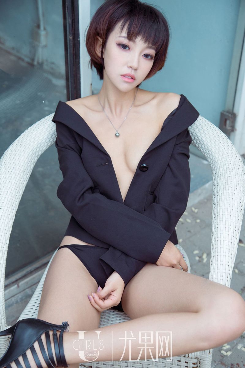 短发美女冯木木LRIS迷离眼神网红毛衣翘臀诱惑写真