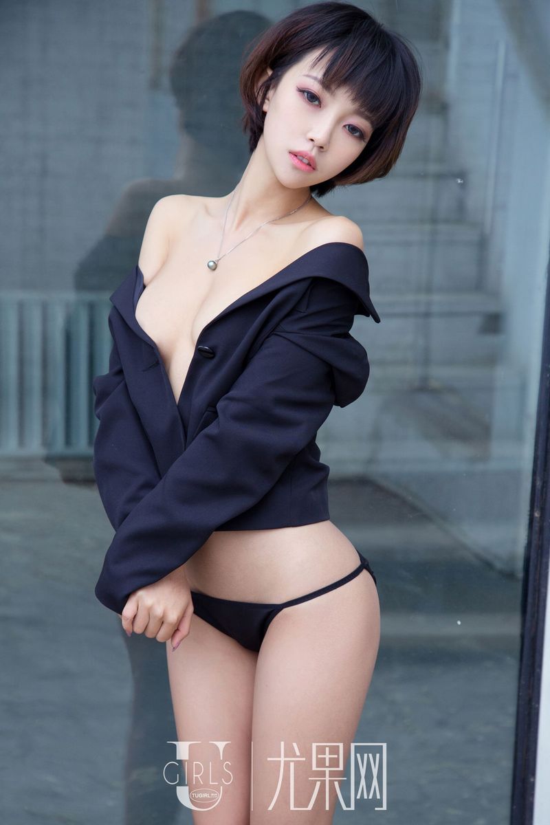 短发美女冯木木LRIS迷离眼神网红毛衣翘臀诱惑写真