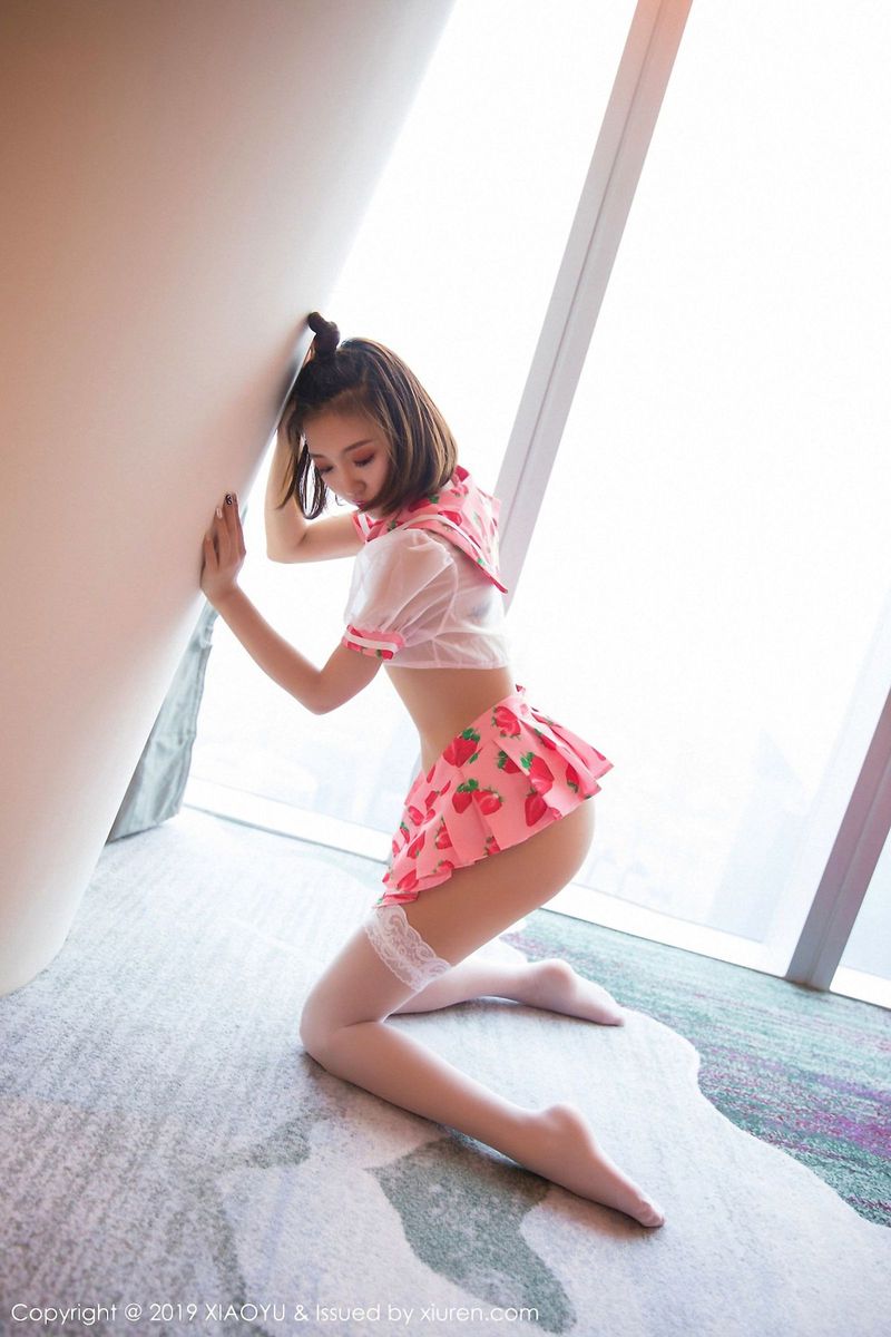 美女模特冯木木LRIS性感美臀粉色草莓内衣诱惑写真