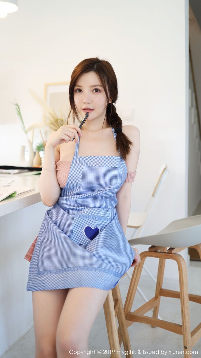 美女模特糯美子Mini童颜巨乳女仆制服主题私房写真