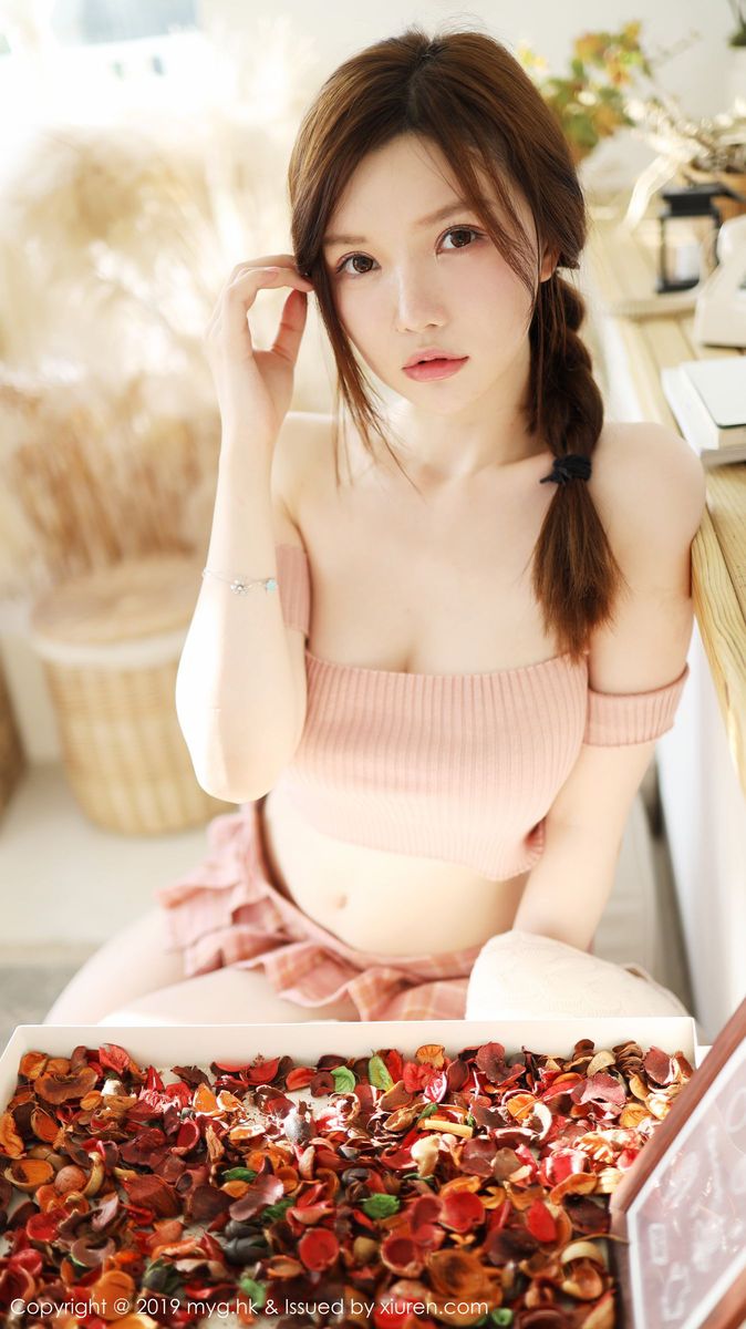美女模特糯美子Mini童颜巨乳女仆制服主题私房写真