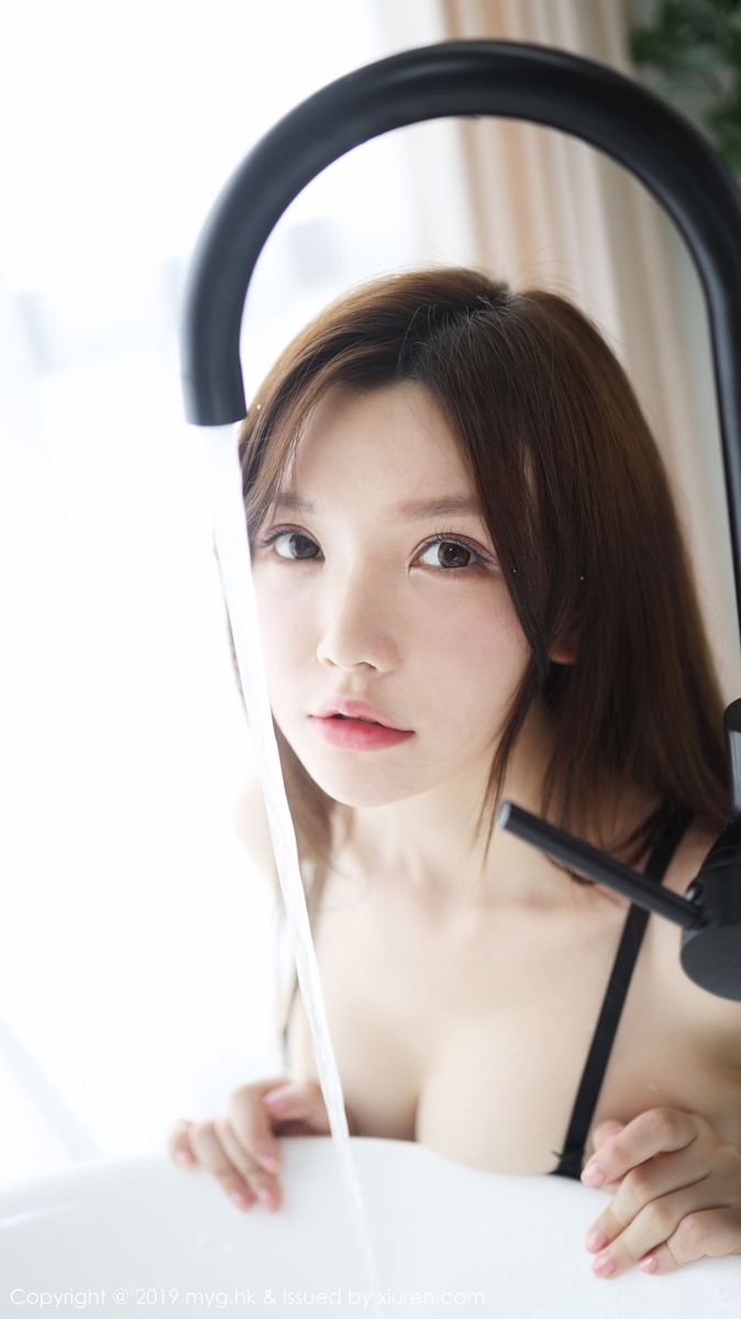 美女模特糯美子Mini黑丝美腿镂空蕾丝内衣系列美图