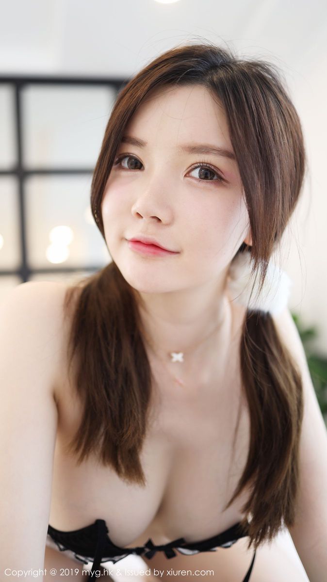 性感女神糯美子Mini童颜巨乳三点式比基尼写真