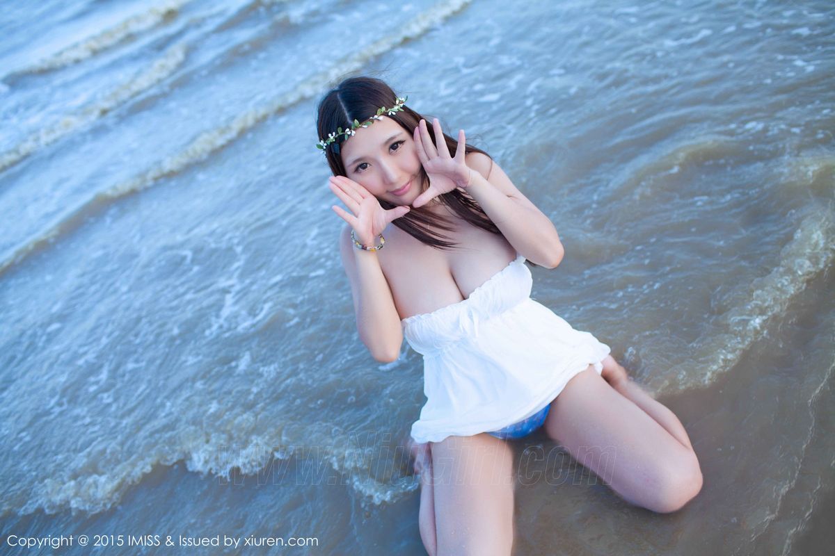 新人模特晓茜sunnya童颜巨乳沙滩比基尼性感写真