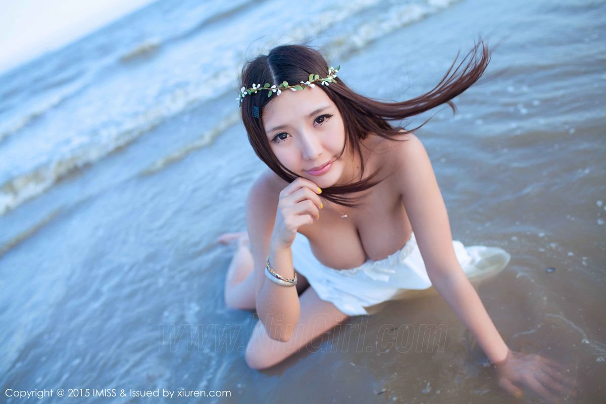 新人模特晓茜sunnya童颜巨乳沙滩比基尼性感写真